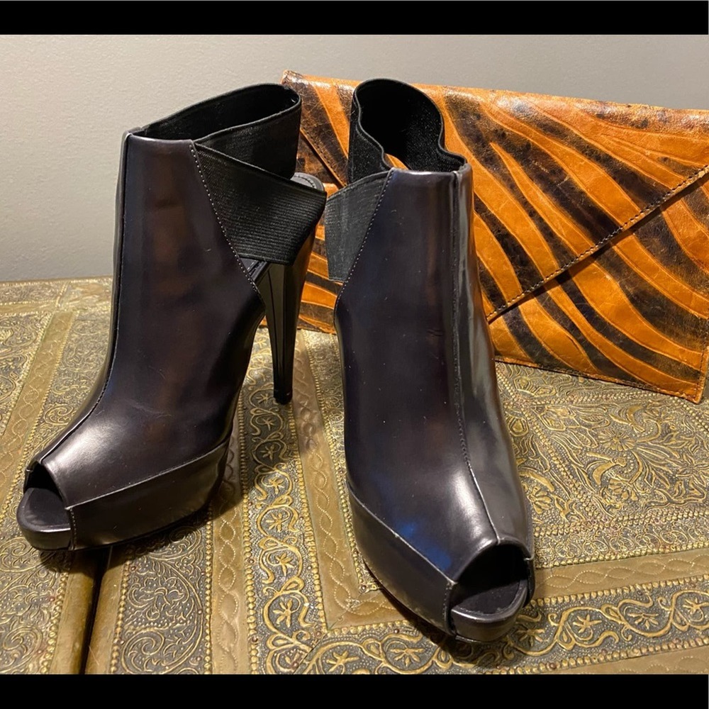 Donna Karan shoes size 5 heals booties Cut out leather